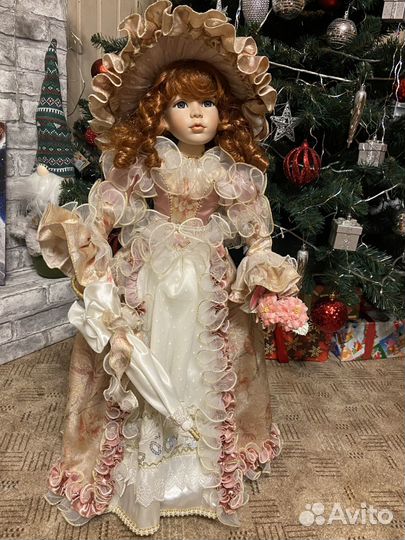 Кукла фарфоровая