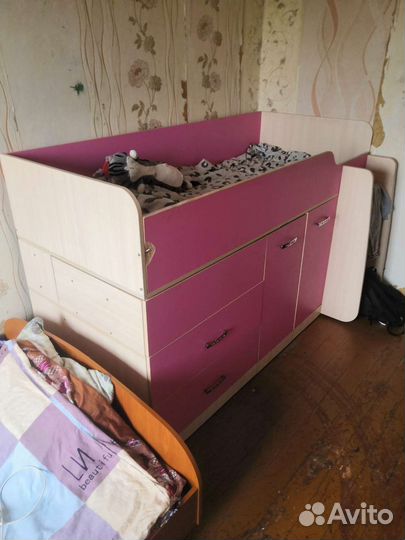 Детская кровать со столом и шкафчиками