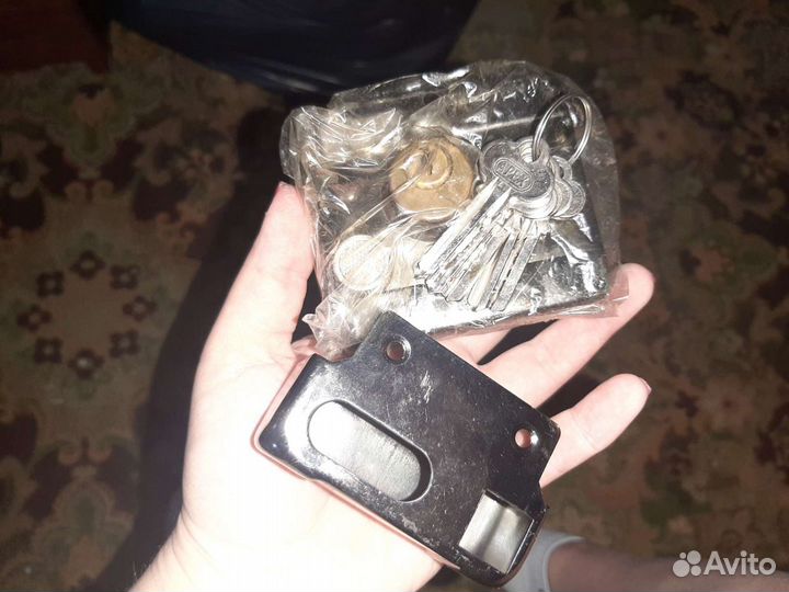 Замок дверной