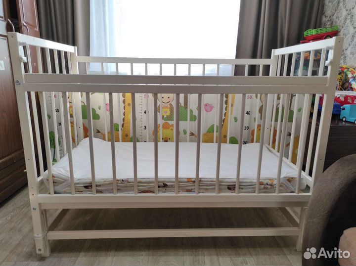 Детская кроватка с продольным маятником