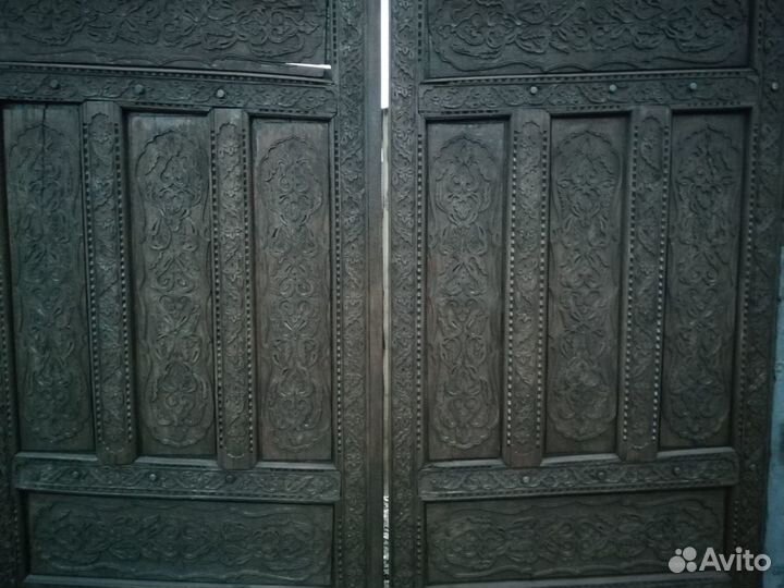 Резные деревянные ворота ручной работы