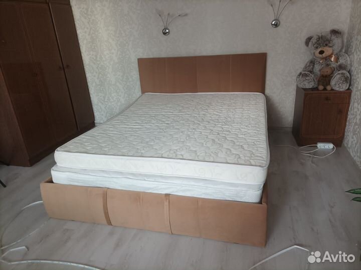 Кровать с мягким изголовьем