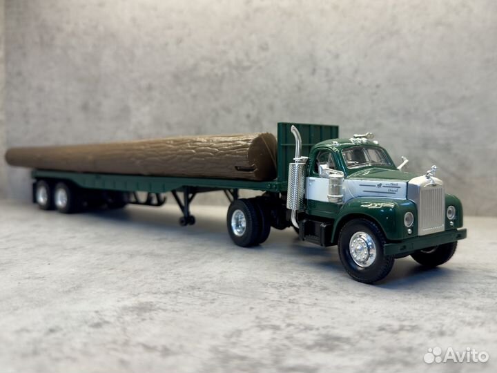 Модель грузовика Mack B61 лесовоз 1:43 New Ray