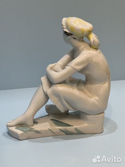 Фарфоровая статуэтка времен СССР