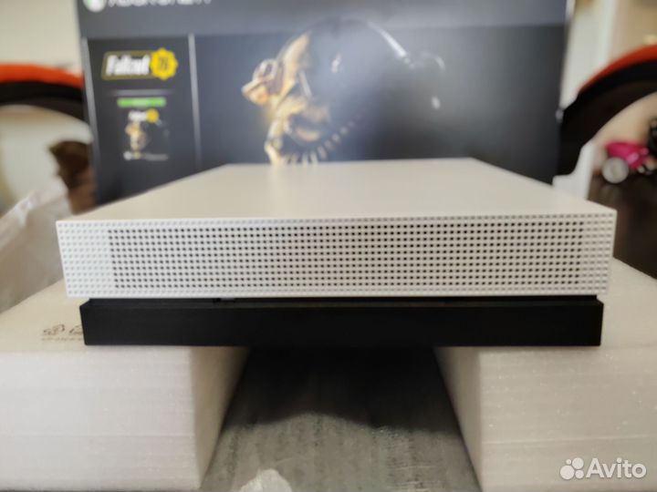 Xbox One X 1Tb+две игры+GamePass