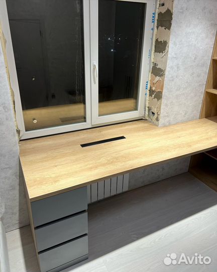 Письменный стол со шкафом