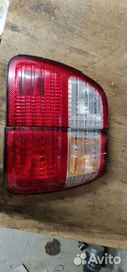 Фонари задние правые Lexus LX 470