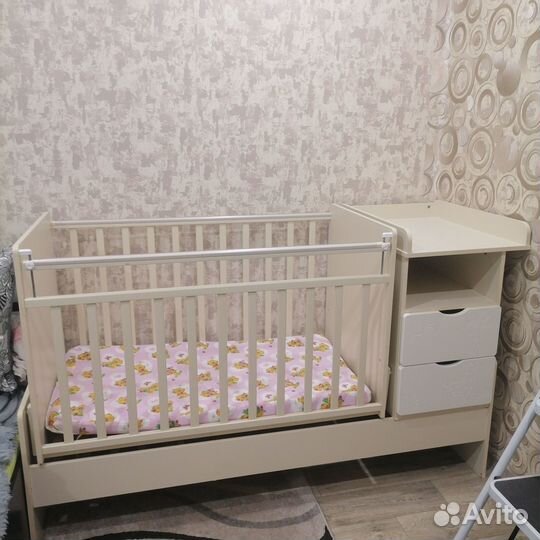 Детская кроватка с пеленальным столиком