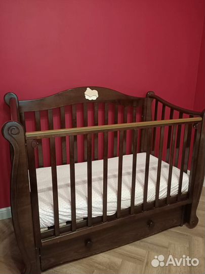 Детская кроватка с продольным маятником