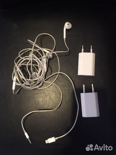 Наушники и зарядка Apple
