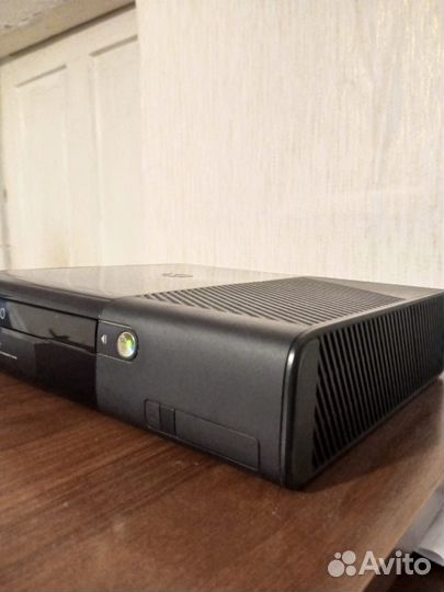 Xbox 360 E \ 250gb \ 2 джостика \ 31 игра \