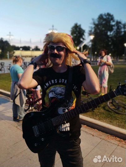 Парик блонд с красными перьями унисекс