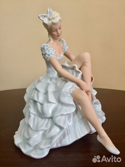 Балерина, завязывающая пуанту. schaubach kunst