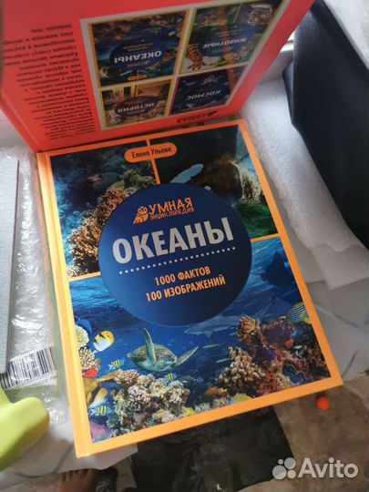 Книги,цветы искусственные в кашпо