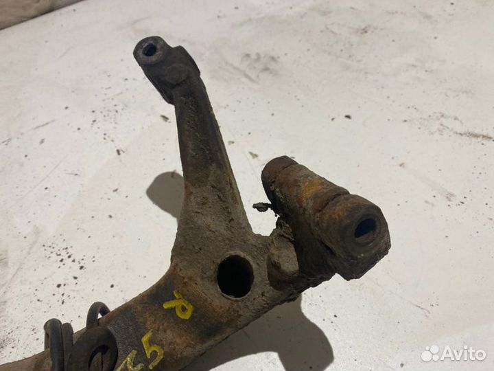 Кулак поворотный передний правый Volkswagen Passat