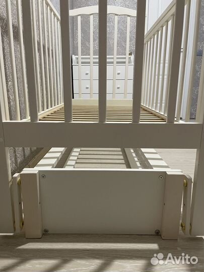 Детская кроватка с продольным маятником