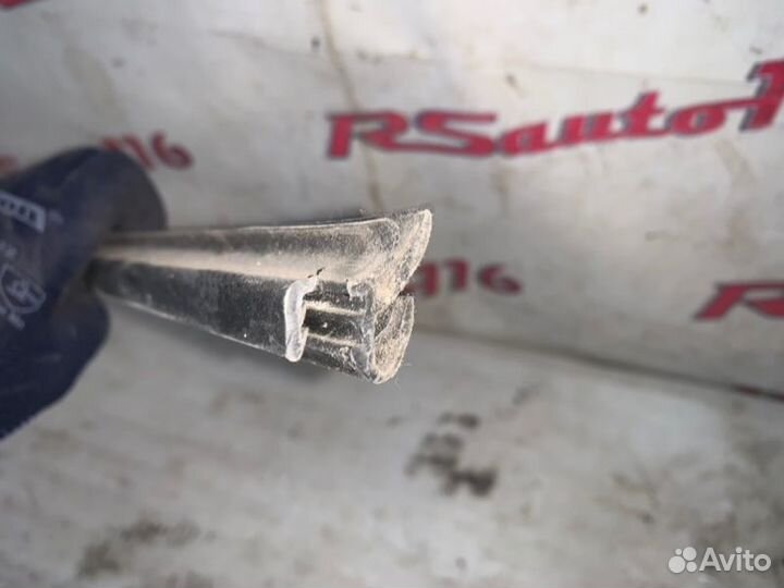 Уплотнитель стекла передний правый Toyota Alphard