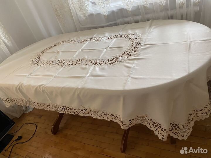 Скатерть кремовая,очень красивая, новая