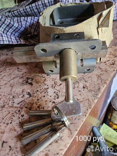 Замок дверной новый