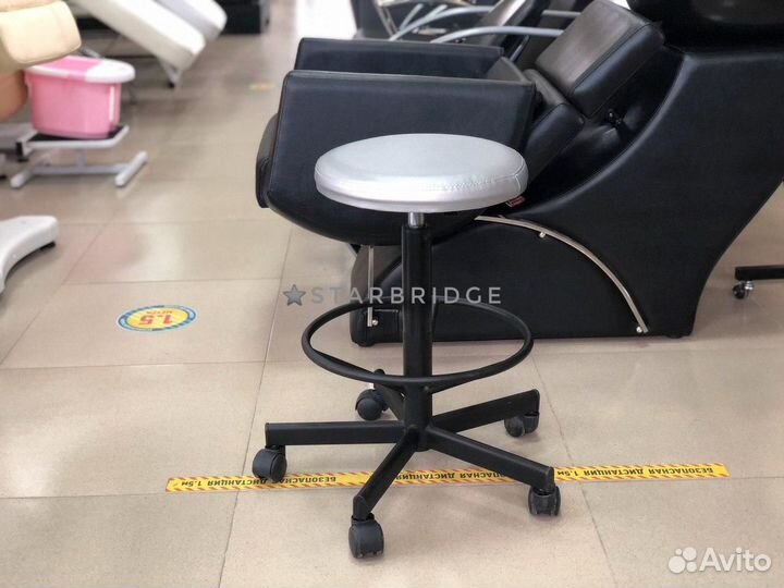 Стул мастера с опорой для ног