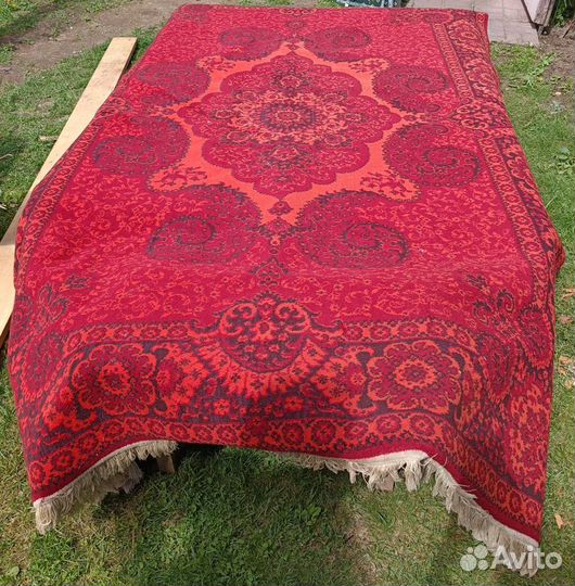 Ковер красный и прекрасный шерсть