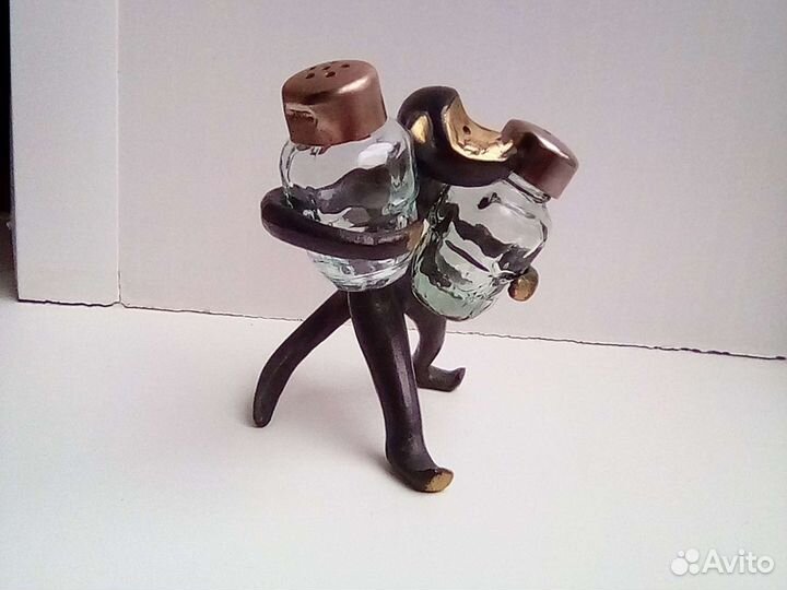 Обезьяна с солонкой и перечницей