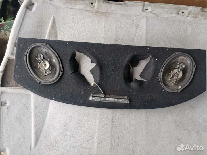 Полка деревянная с колонками priora