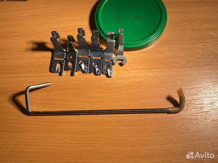 Лапки и детали от швейной машины