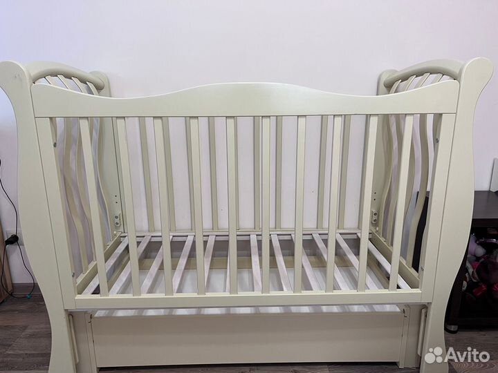 Детская кроватка с маятником и ящиком