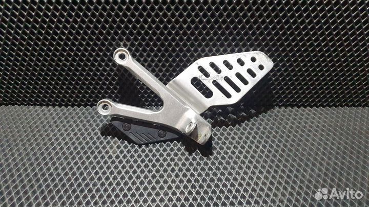 Левый водительский кронштейн yamaha r6 06-15