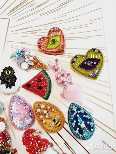 Брошь ручной работы из бисера зайчик