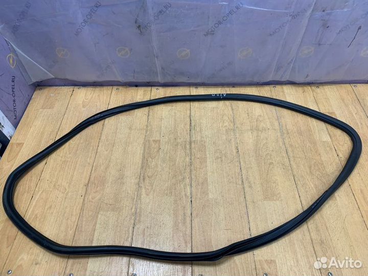 Уплотнительная резинка передняя правая Opel Astra