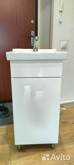 Продам раковину с тумбой