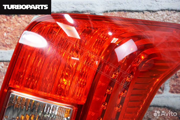Стоп сигнал задний правый Toyota Corolla Fielder