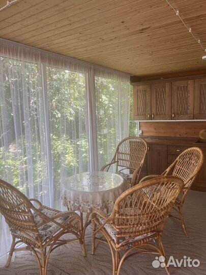 Стол с креслами