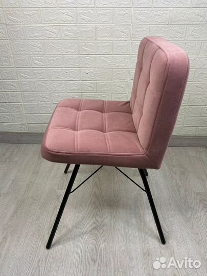 Стул на металлических ножках в наличии