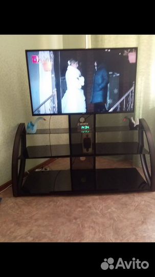 Стеклянная тумба под тв