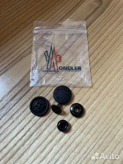 Кнопка (пуговица) для одежды Moncler