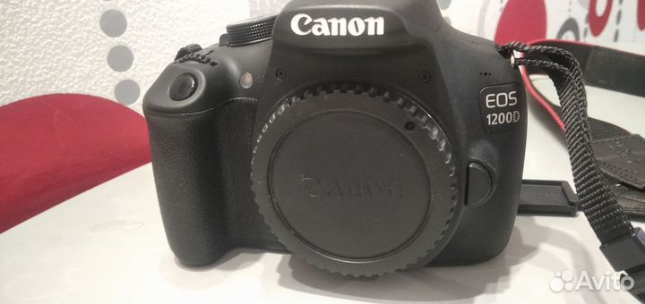 Зеркальный фотоаппарат canon 1200D