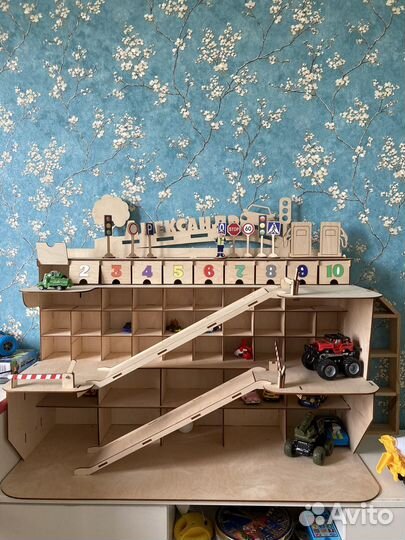 Деревянный гараж (игрушка, разобран)