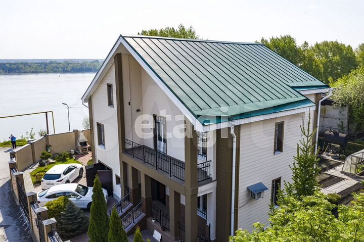 Коттедж 301,2 м² на участке 9 сот.