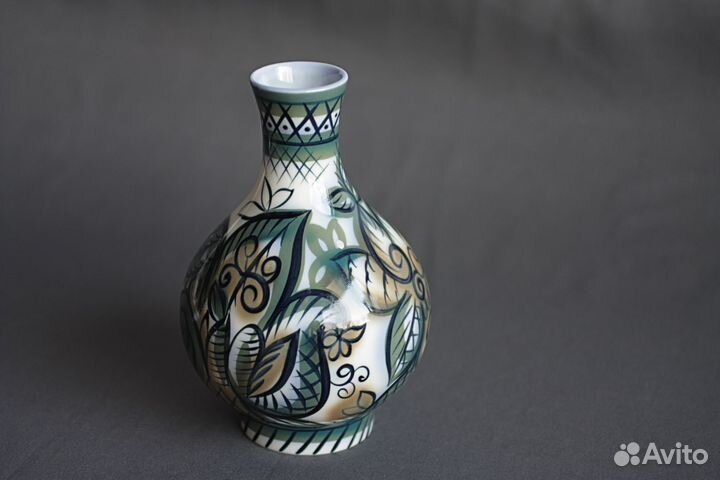 Фарфоровая вaзa лфз «Зелёный узор». Городецкий