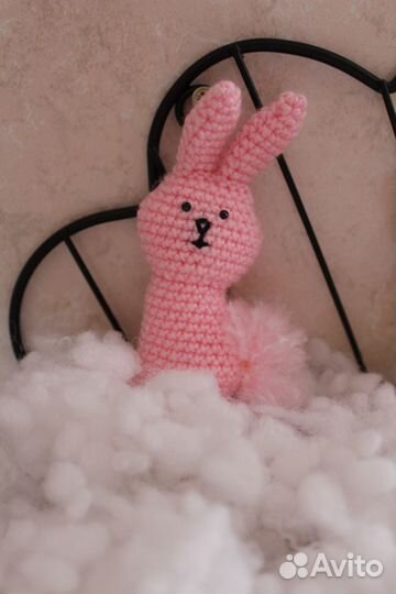 Вязаный брелок зайка