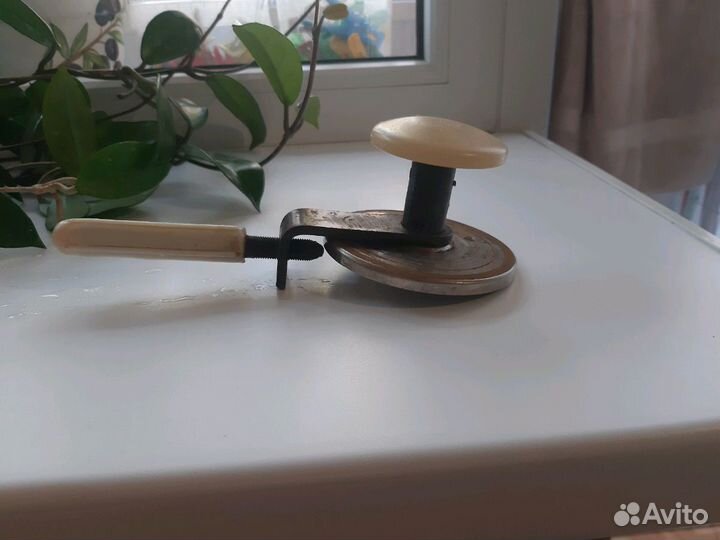 Подаю ключ для банок