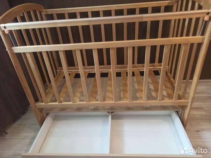 Детская кроватка с продольным маятником