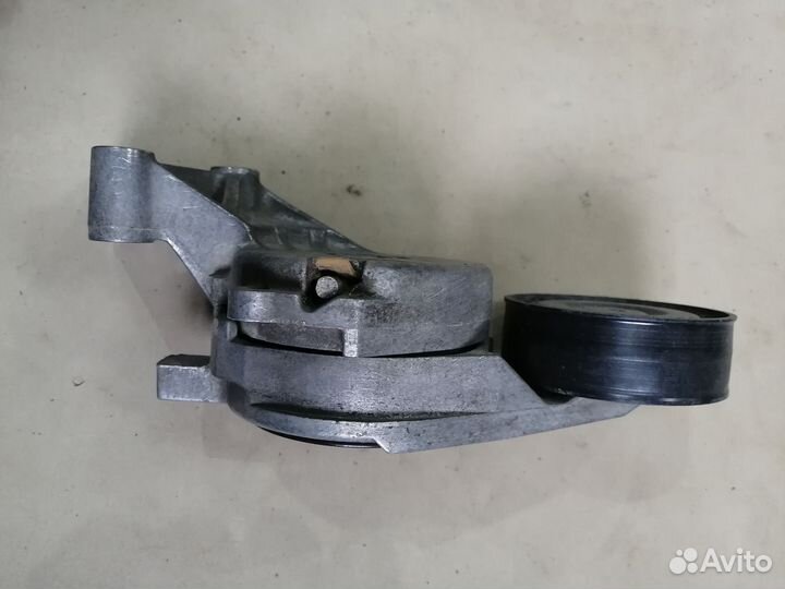 Ролик руч. ремня с кронштейном для VW Golf VI