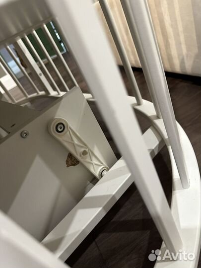 Детская кроватка с маятником