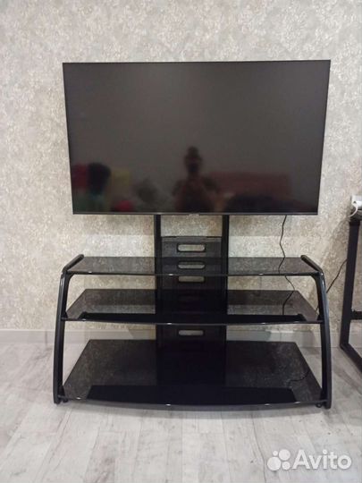 Стеклянная тумба с кронштейном