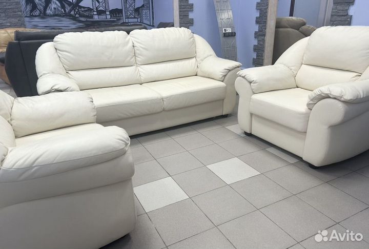 Кожаный диван и 2 кресла