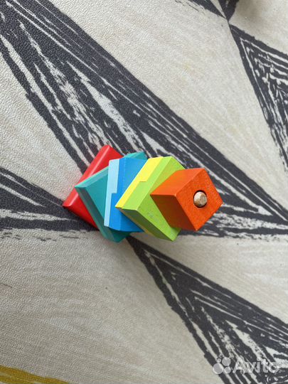 Пирамидка с деревянными кубиками